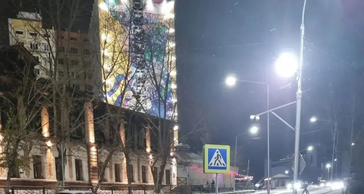 Пока пескоразбрасывающие машины стоят в пробках, дворники вручную посыпают опасные участки