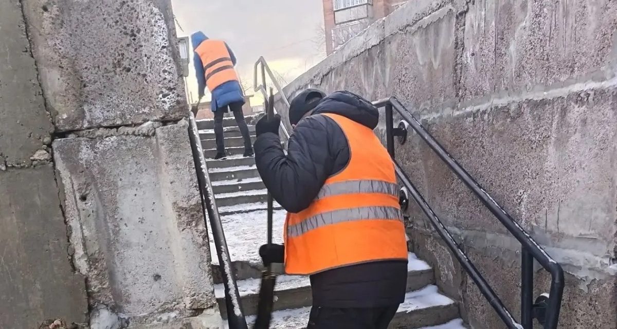 После ночного снегопада в Улан-Удэ дороги посыпали до четырёх раз