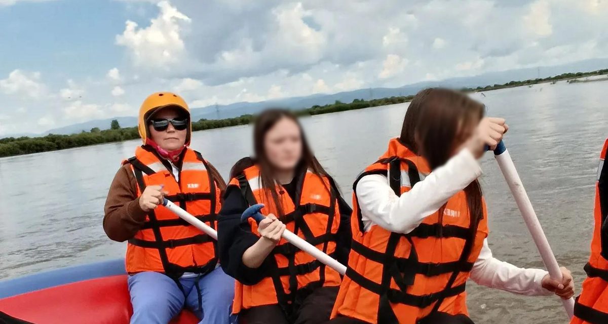 Подростки с профилактического учета учились работать в команде на сплаве по Селенге