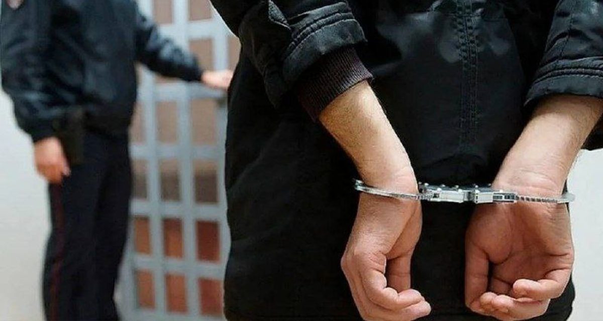 Рабочий погрузил телевизор из комнаты отдыха в такси, но уехать не смог