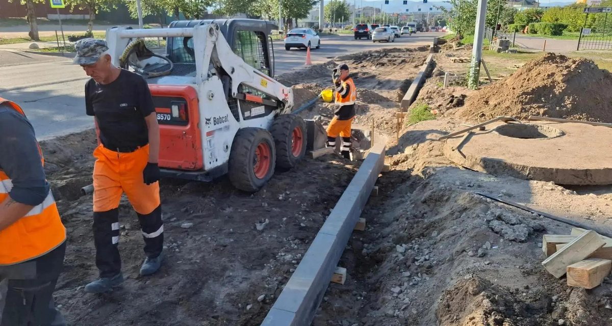На улице Бабушкина в Улан-Удэ начали укладывать новый тротуар вдоль будущей третьей полосы