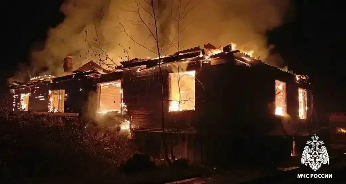 При ночном пожаре в двухквартирном доме погибла 46-летняя женщина, соседи успели выйти
