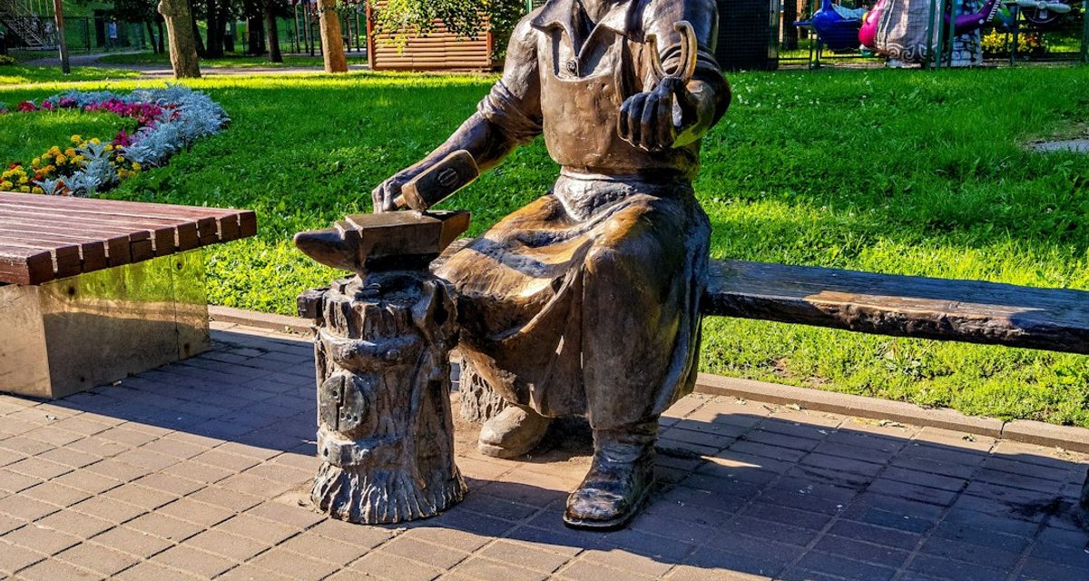 Мастера вручную шлифуют бронзовые детали ротонды «Сквозь время» для Арбата