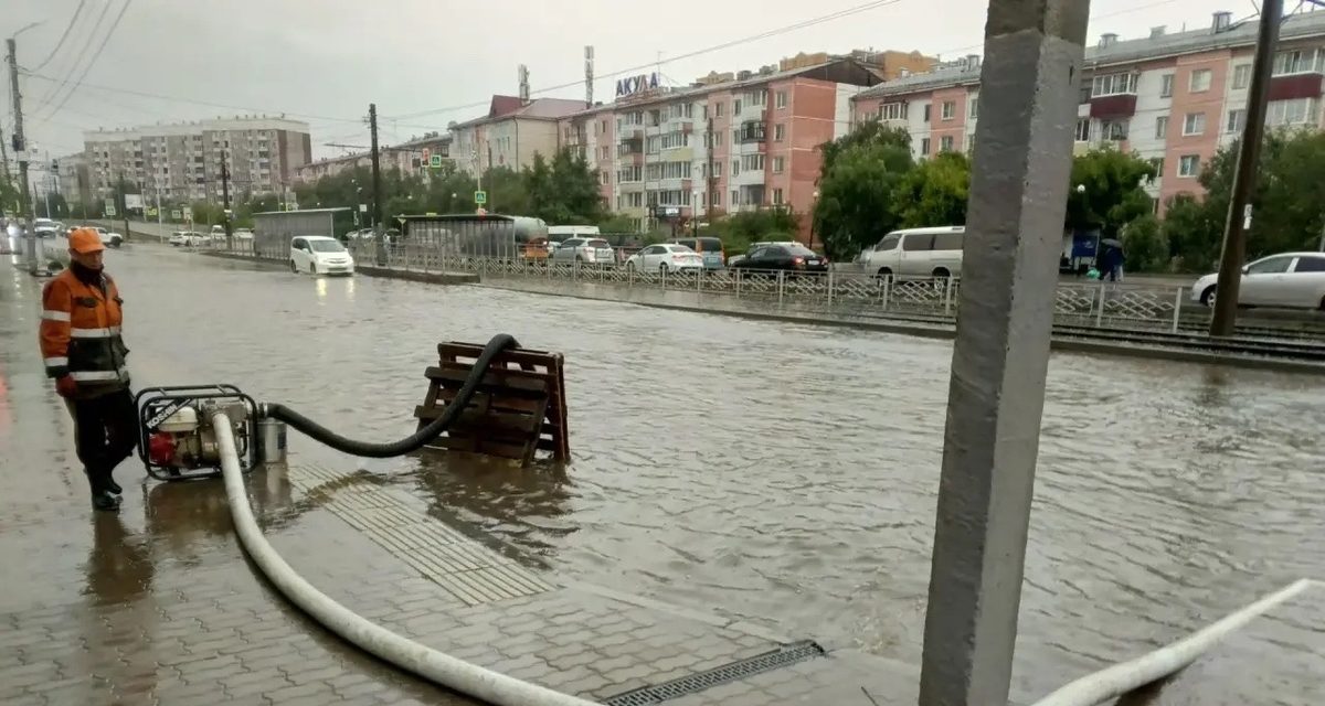 В Улан-Удэ 13 машин (8 вакуумных и 5 мотопомп) откачивают воду после дождя
